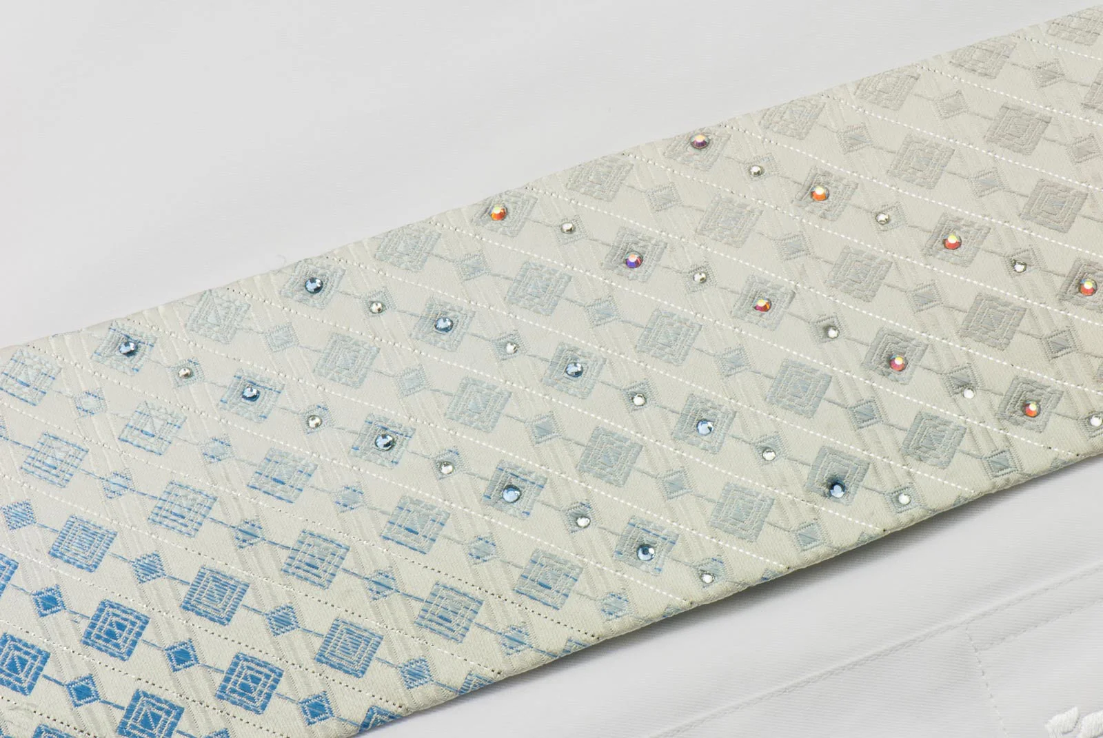 Indian Homme Rhinestone Necktie Blue Geometric Design On White With Sparkles - Image 3