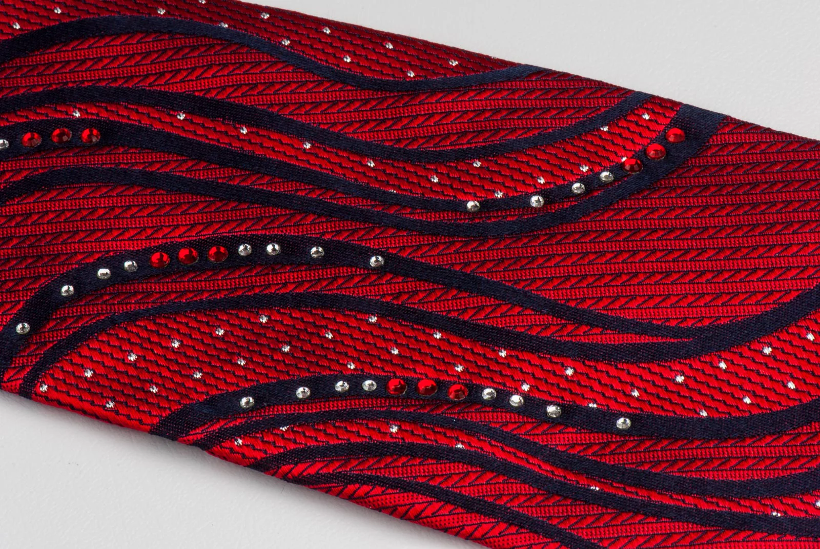 Roberta di Camerino Men's Rhinestone Silk Neck Tie Black Waves On Deep Red - Image 5