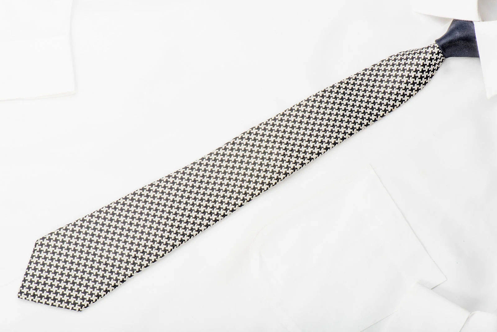 Trugen Men's Woven Silk Skinny Tie Silver Hounds Tooth On Black - Image 3
